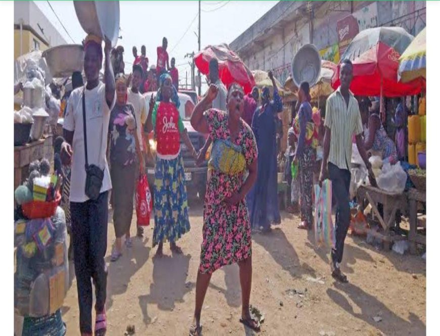 Woman causes drama along Nakuru Highway for snatching another woman’s husband
