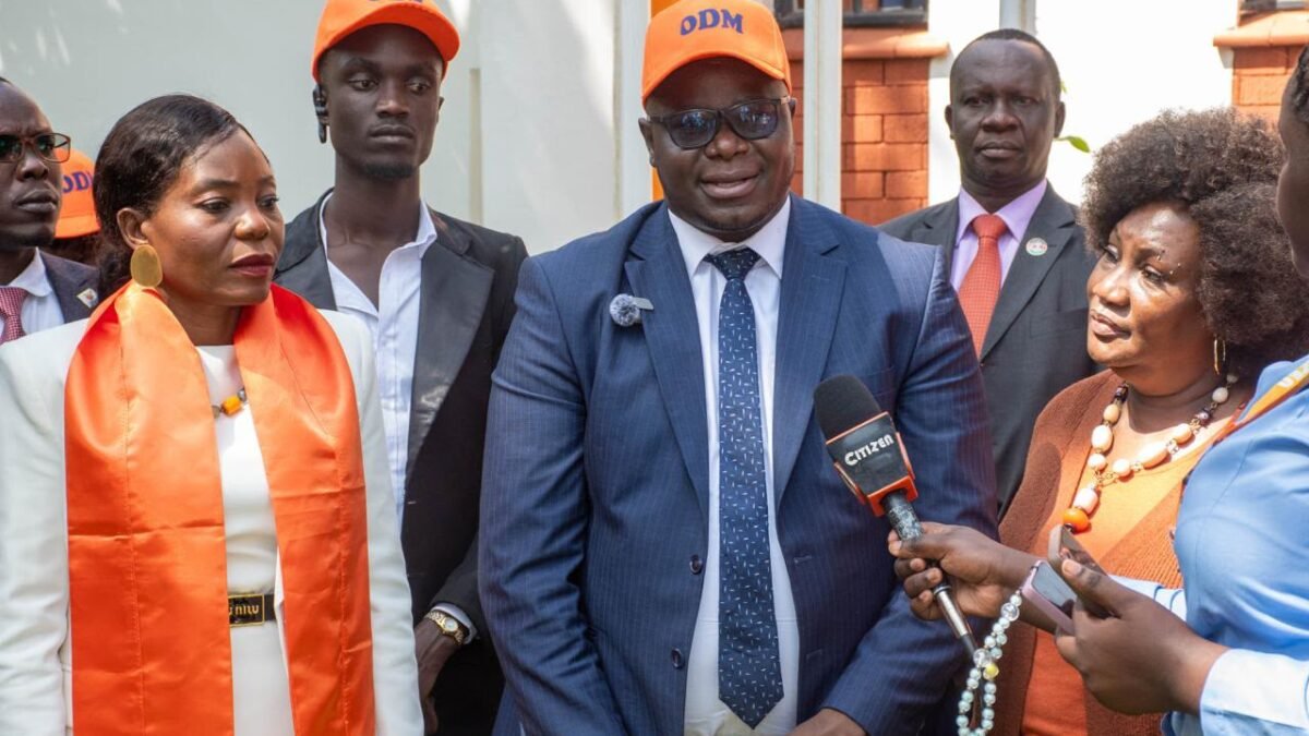 Embakasi South MP aspriant Jared Oundo welcomes Raila Odinga Jnr into the rac